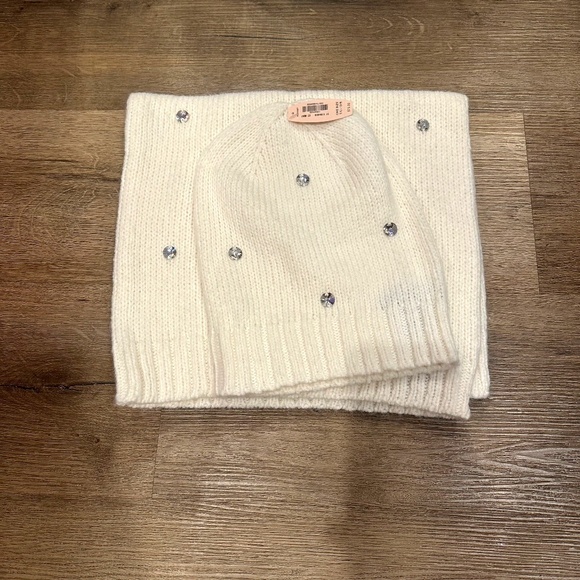 NWT Victoria's Secret Beanie & Scarf Set - Picture 1 of 4